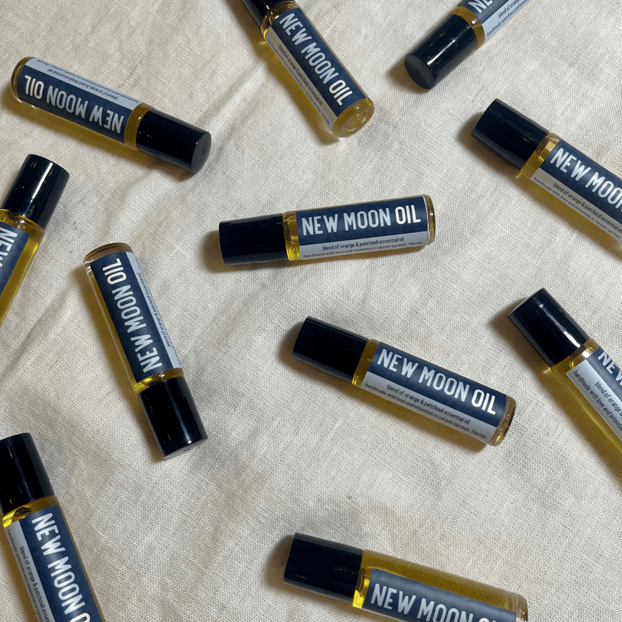 Set intentions with new moon ritual oil—infused with orange and patchouli for clarity, grounding, and fresh beginnings.